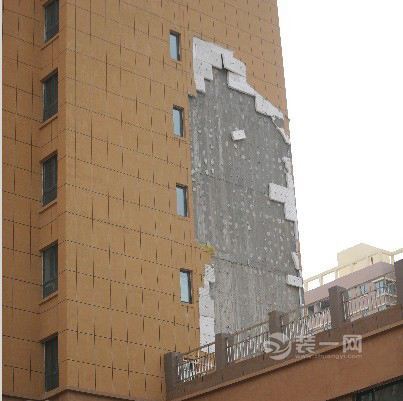 小区入住3年外墙保温层脱落 质量问题还是环境因素?