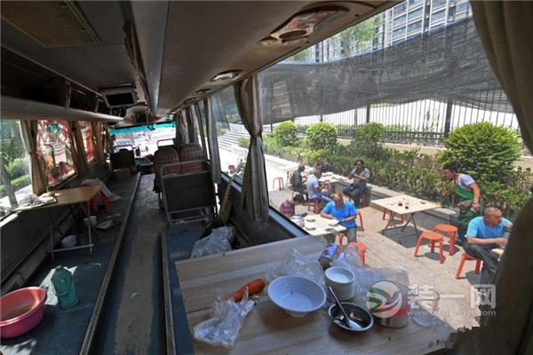 太原一大巴改造装修成面馆 拆掉座椅便是厨房和餐厅